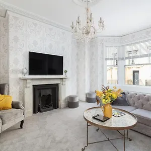 Apartment 5 Bedroom Magnificent Georgian Townhouse- Centre, Bath